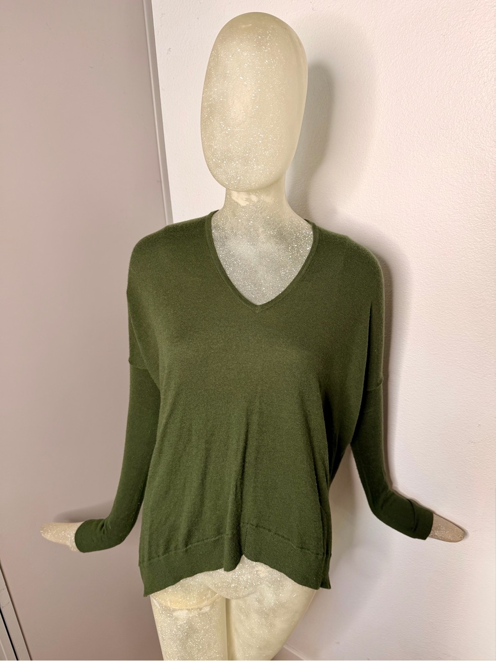 Helmut Lang Olive Green Wool V-Neck Hi/Low Sweater. Size XS